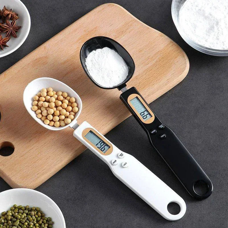 Electronic spoon with scales