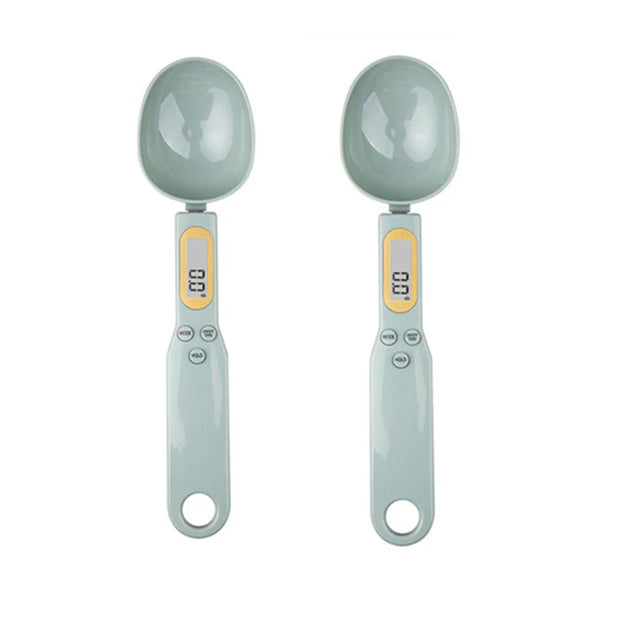 Electronic spoon with scales